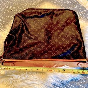 Louis Vuitton Delightful MM Monogram large handbag. Very good condition. 1270 nw